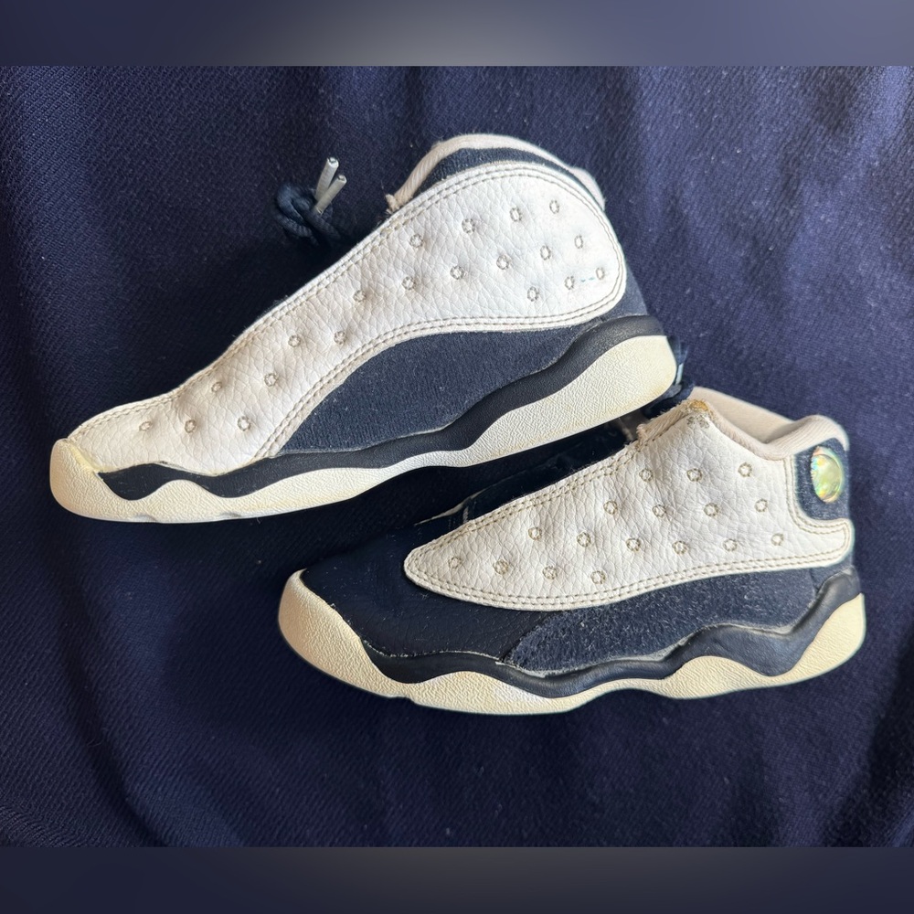 Jordan 13 Retro Kids Sneakers in Black and white
Size 10 
16 cm